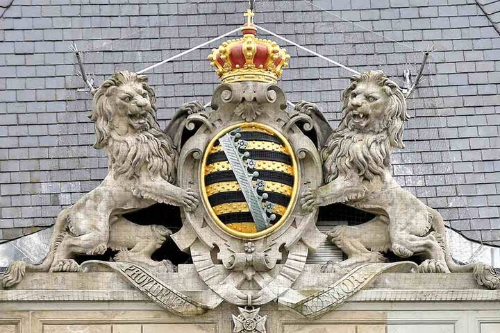 So wie das auf dem Landgerichtsgebäude soll auch das neue "Große Wappen" aussehen. Das Motto "Providentiae Memor" ("Der Vorsehung eingedenk") war der Wahlspruch der Wettiner.