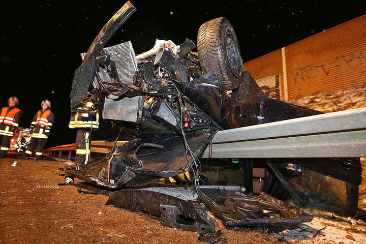 Der BMW blieb nach dem Überschlag halb auf der Leitplanke hängen.