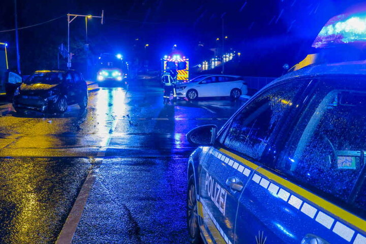 Die beiden Autos krachten auf der Kreuzung zusammen.