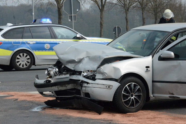 Der Golf blieb zerstört auf der Straße zurück.