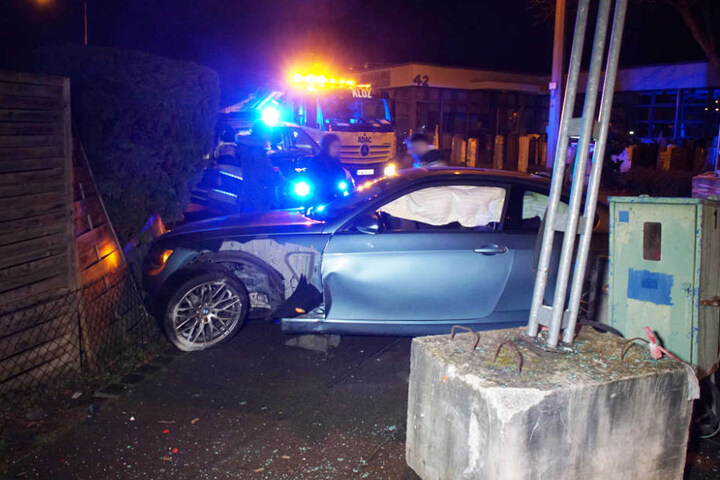 Das Vorderrad baumelt nur noch: Insgesamt entstand bei dem Crash Sachschaden von rund 15.000 Euro.