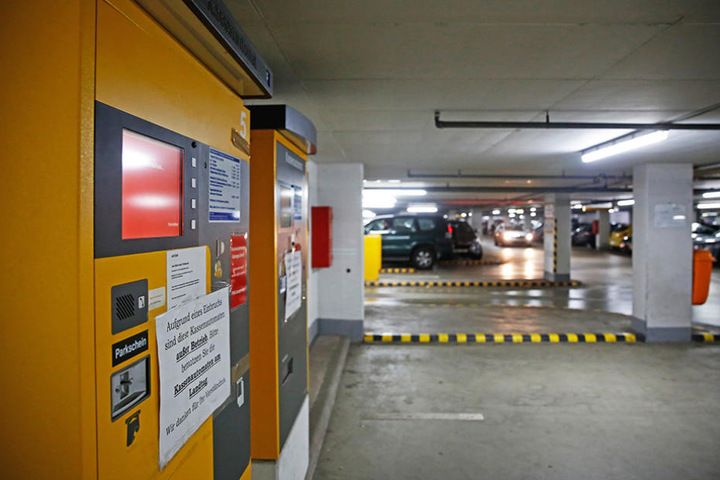 Einen Automaten nach dem anderen brachen die Ganoven in der Tiefgarage
auf.