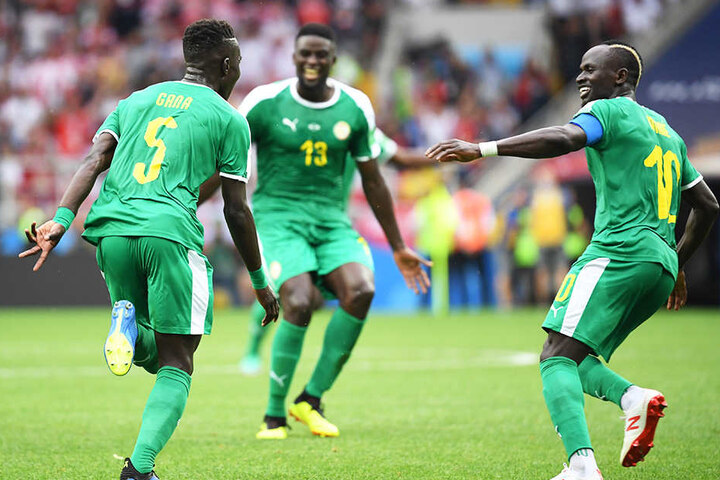 Senegals Kapitän Sadio Mané (r.) und Alfred N'Diaye (M.) bejubeln den Torschützen zum 1:0, Idrissa Gueye (l.).