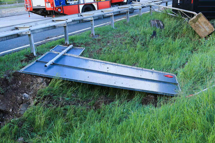 Auch Schilder rammte der Bus um.