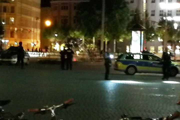 Polizisten suchten den gepflasterten Platz möglicherweise nach Patronenhülsen und anderen Spuren ab.
