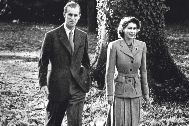 Zwei Tage nach ihrer Hochzeit spazieren Elisabeth und Philip durch den Schlosspark - so wie sie es heute noch gerne tun.