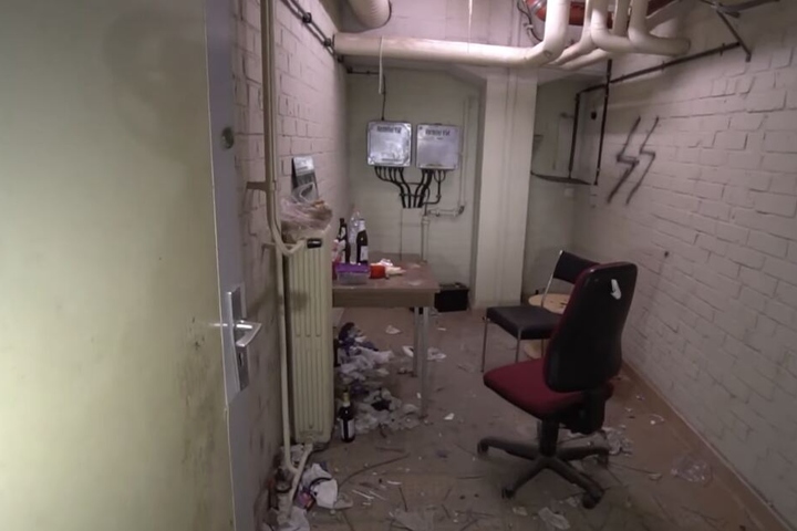 Im Keller der Klinik wird ein Raum noch "bewohnt".