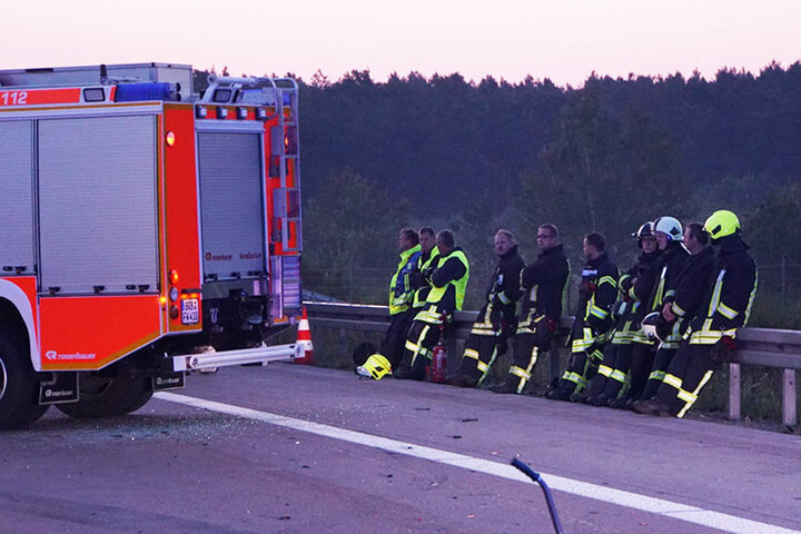 Die geschockten Kollegen sitzen trauernd an der Leitplanke.
