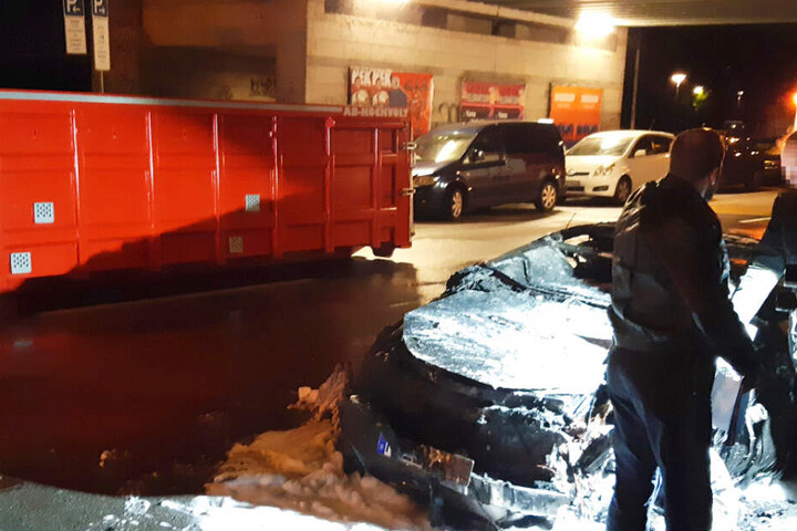 Der Spezialcontainer (links im Bild) kann geflutet werden und verhindert so eine Elektrische Reaktion in den Autoakkus.
