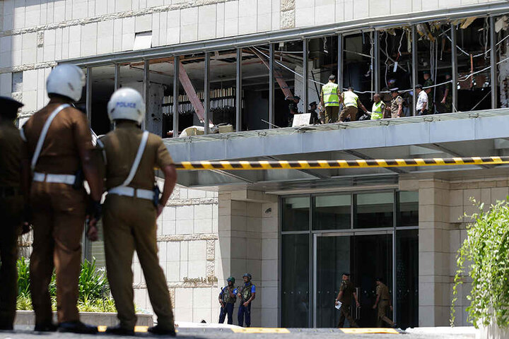 Fachleute von Polizei und Militär inspizieren einen Explosionsort im Hotel Shangri-la Colombo.