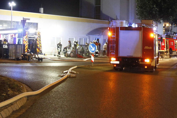 Die Lager- und Fabrikhalle in Gersthofen wurde bei dem Brand stark beschädigt.