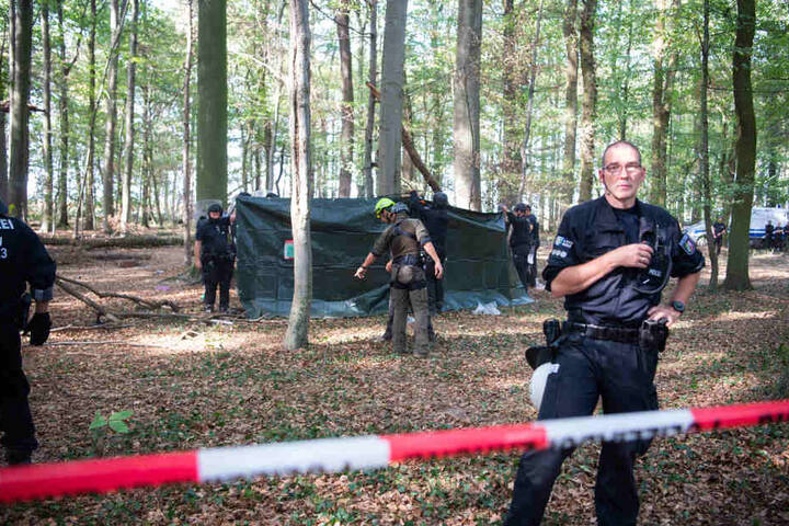 Der abgestürzte Journalist wurde vor Ort behandelt. Die Polizei und Rettungskräfte waren sofort nach dem Absturz bei dem Opfer.