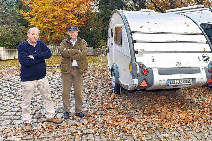 "Kann die Stadt geltendes Recht durchsetzen oder nicht?“ - Anwohner Michael Nier
(74, l.) und Ulrich Merten (74) ärgern sich über den Blockierer.