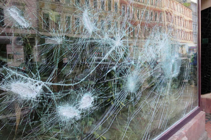 Der rund 250 Mann starke Nazi-Mob hinterließ in der Wolfgang-Heinze-Straße eine Spur der Verwüstung.