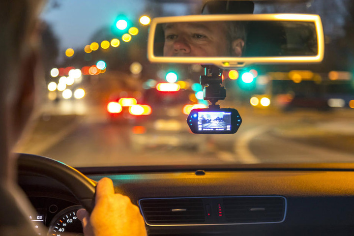 Klassiker (Unterleger): Eine Dashcam montiert im Auto.