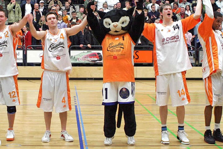 Bisher war die "Chem-Cat"-Katze der Glücksbringer der Basketballer, sie hat nun prominente Unterstützung bekommen.