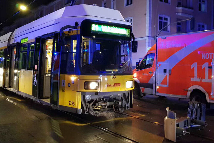 Bei dem Unfall wurde der vordere Teil der Straßenbahn beschädigt. Drei Personen wurden bei dem Unfall verletzt.