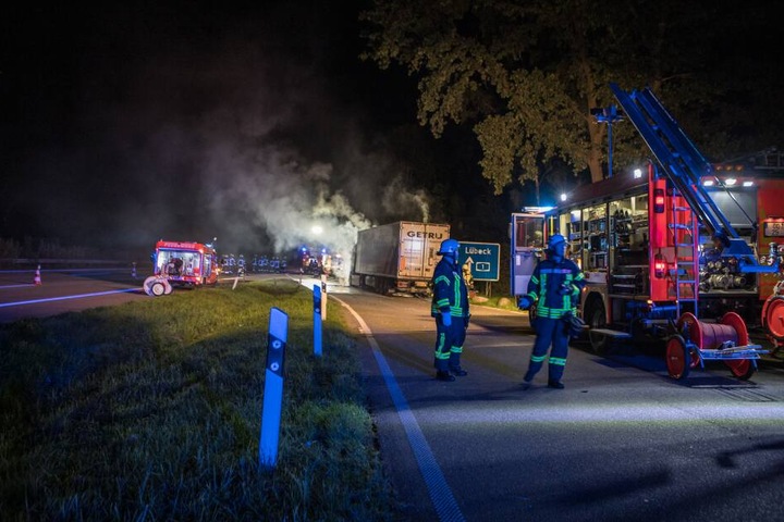 Mehrere Löschfahrzeuge und Feuerwehrleute rückten an.