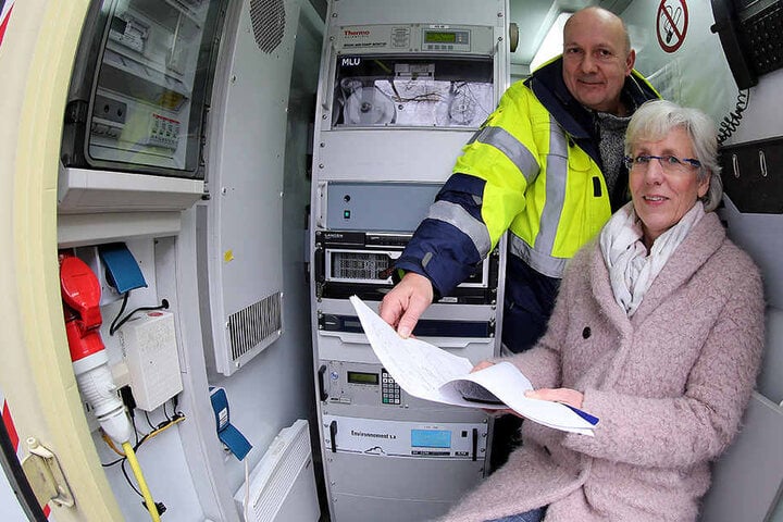 Michael Reinke und Angelika Notthoff vom LANUV vor den neuen Messgeräten im Container.