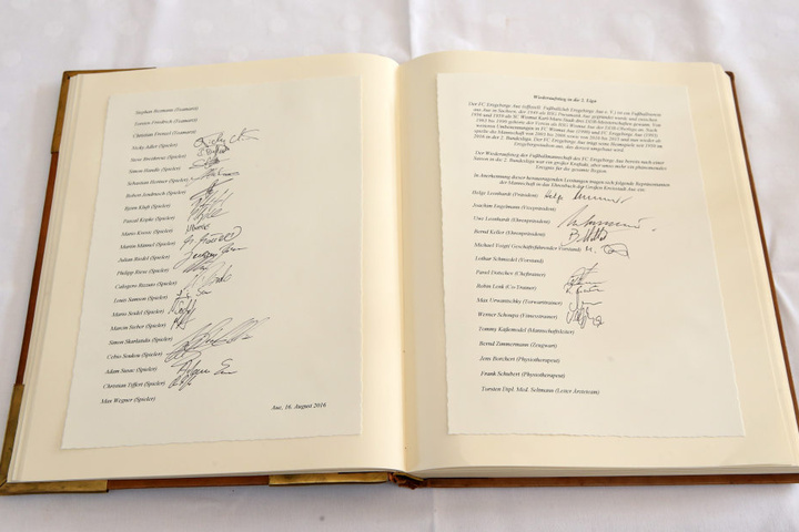 Die ganze Mannschaft durfte sich ins Buch eintragen.