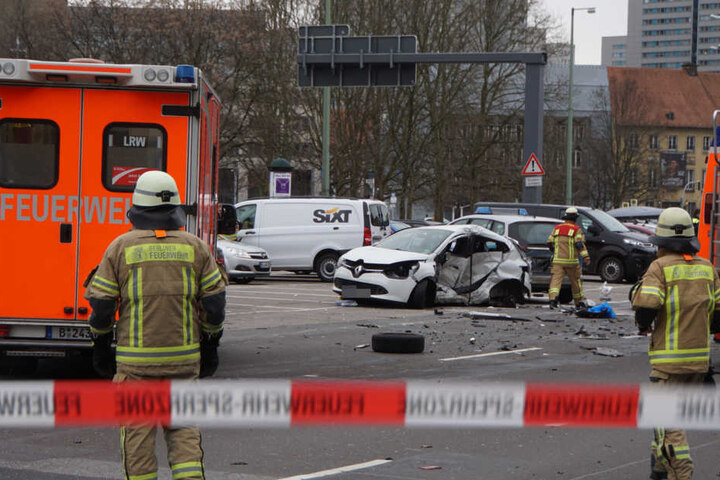 Feuerwehr und Polizei am Unfallort. Die Autofahrerin soll noch im Rettungswagen verstorben sein.