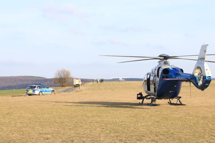 Die Beamten der Polizei rückten mit Einsatzfahrzeugen und einem Hubschrauber an.