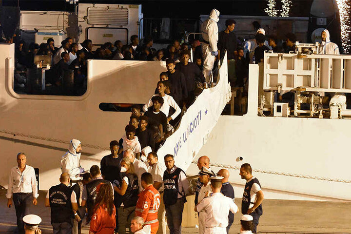 Nach Tagen auf dem Mittelmeer und im Hafen von Catania haben 137 Migranten das Rettungsschiff "Diciotti" verlassen.