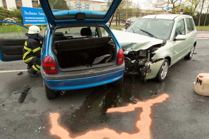 Der Mazda krachte seitlich in den Opel.