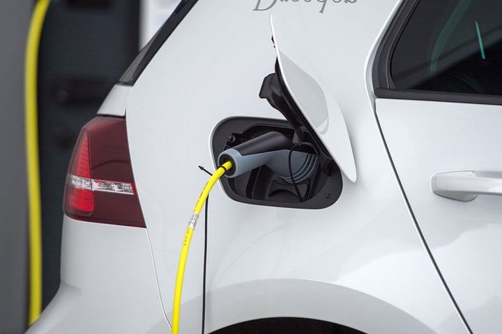 Das Elektroauto kann laut Herstellerangaben 300 Kilometer elektrisch fahren,
schafft realistisch 220 Kilometer.
