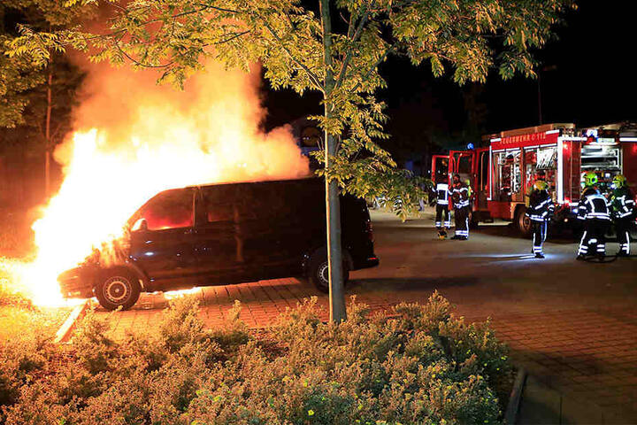 Auch ein VW-Transporter fackelte ab.