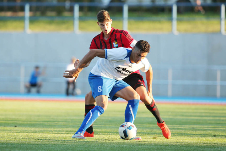 Mario Rodriquez (Chemnitz) versucht Mohanad Ahmed (Mittweida) den Ball abzunehmen.