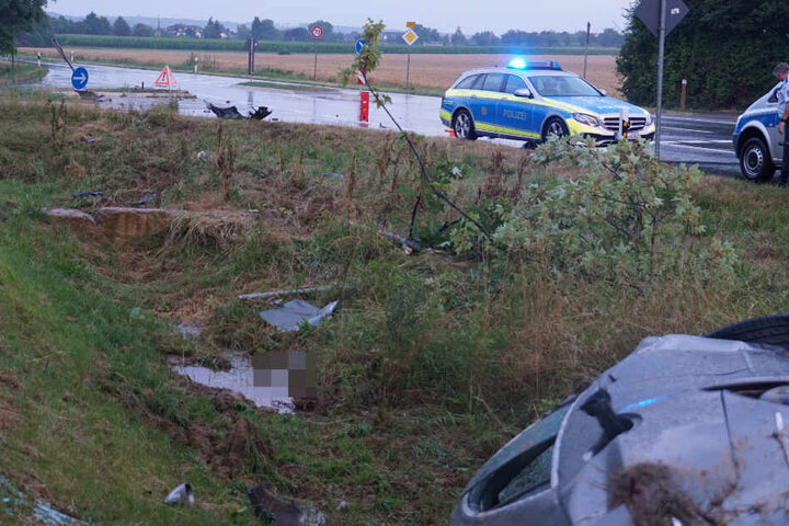 Die Polizei am Unfallort.