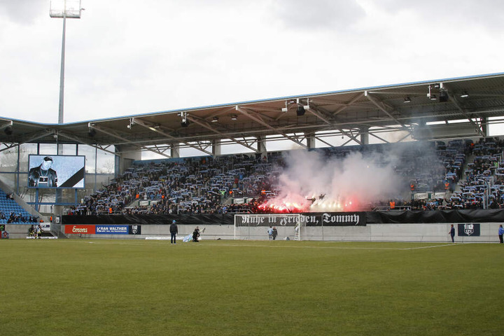 Die Gruppierung sei Urheber der Ereignisse vom 9. März dieses Jahres, als im Stadion eine offizielle Trauerminute für einen verstorbenen Ex-Neonazi abgehalten wurde.