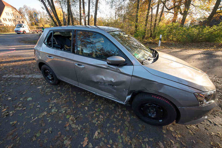 Der Schwalbe bohrte sich in die rechte Seite des Skoda.