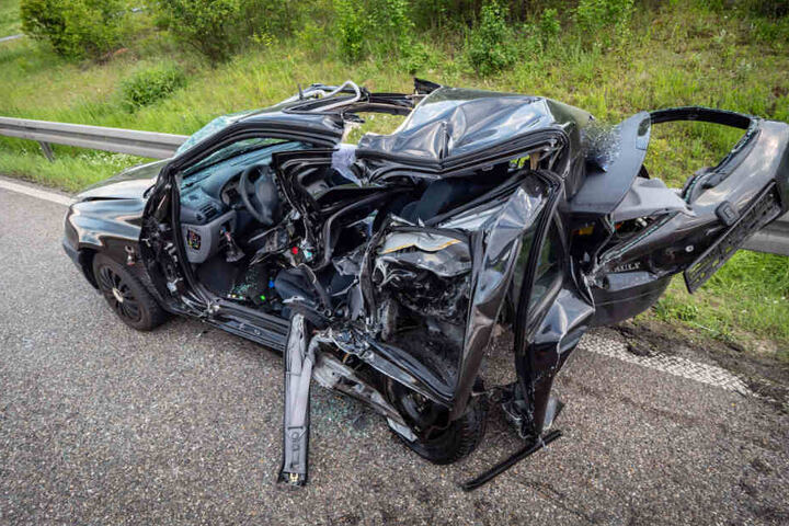 Der Renault Clio wurde komplett zusammengedrückt.