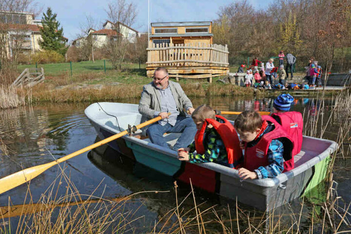 Auch ein Boot für Wasserproben aus tieferen Gefilden des Teich gibt es.
