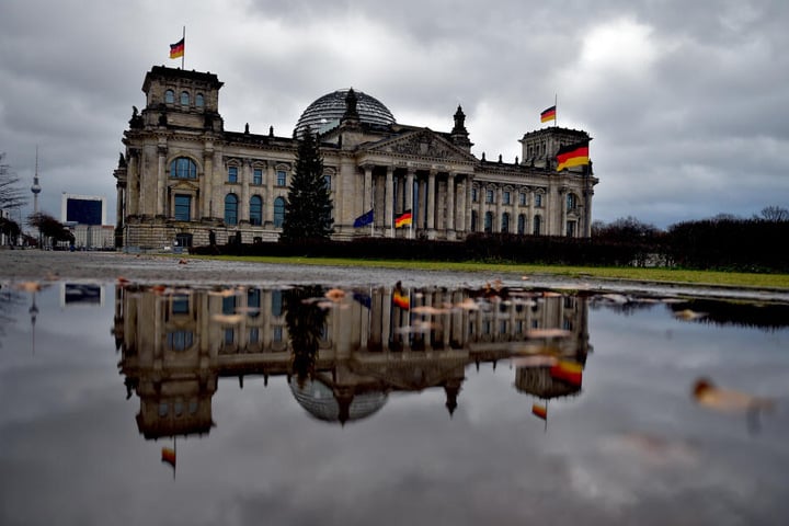 Graue Wolken über dem Reichstag.