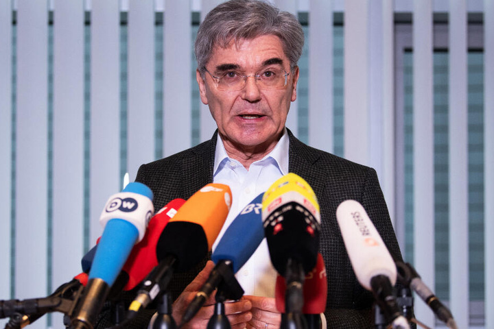 Joe Kaeser, Vorstandsvorsitzender der Siemens AG, beantwortet nach einem Gespräch mit der Fridays-for-Future-Aktivistin Neubauer Fragen von Journalisten.