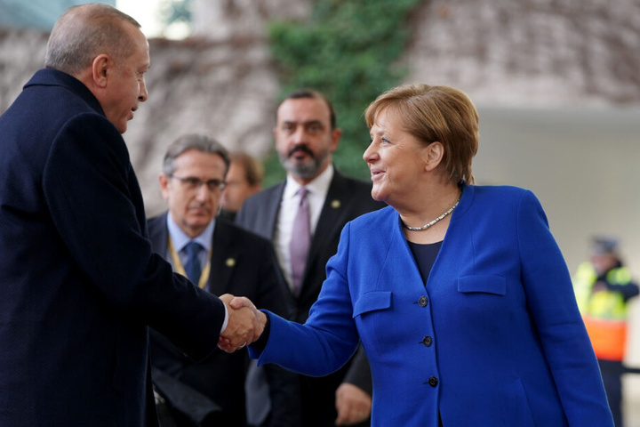 Erdogan wird von Angela Merkel begrüßt.
