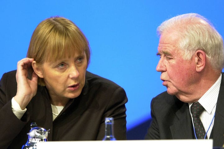 Die damals noch sehr junge Angela Merkel und Kurt Biedenkopf.