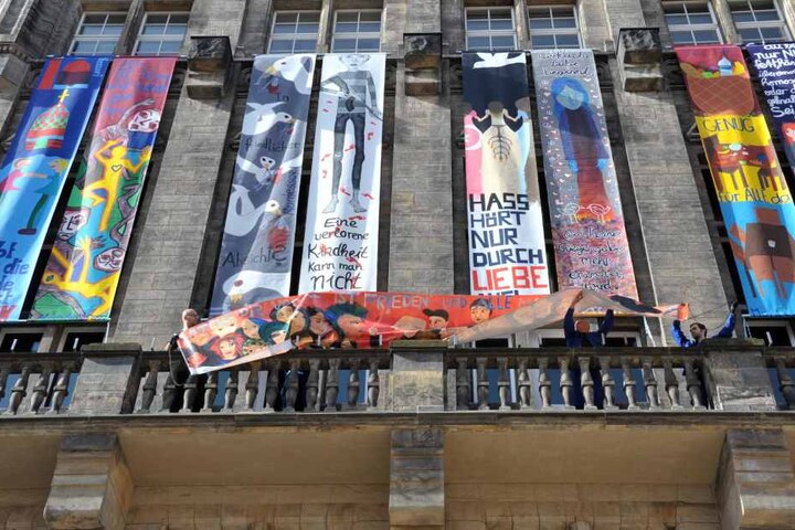 Bunte Banner am Rathaus zeugen seit Freitag vom Friedenstag, der am Sonntag
begangen wird.