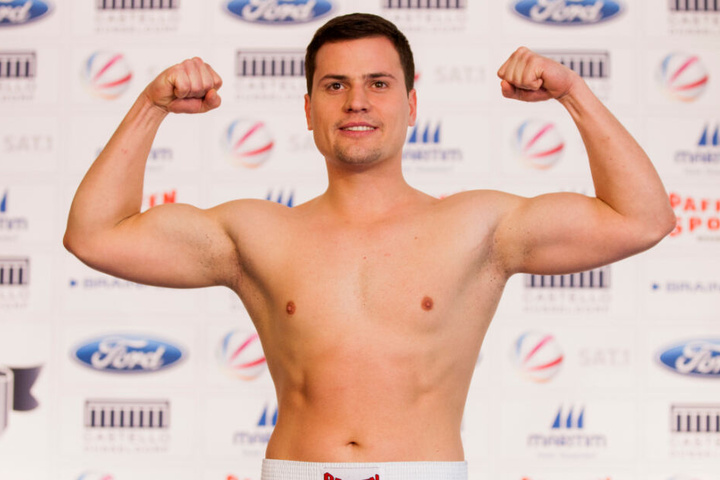 Rocco Stark posiert im März 2013 beim offiziellen Wiegen zu "Das große Sat.1 Promiboxen" in Düsseldorf.