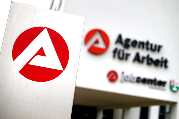 Der Mitarbeiter des Jobcenters konnte den Schlag verhindern. (Symbolbild)