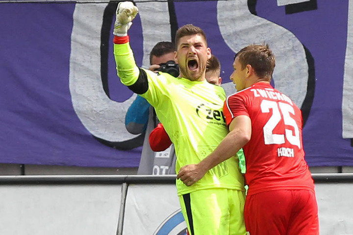 Johannes Brinkies jubelt! Gerade hat der FSV-Keeper einen Elfmeter gegen Osnabrück gehalten. Robert Koch beglückwünscht ihn.