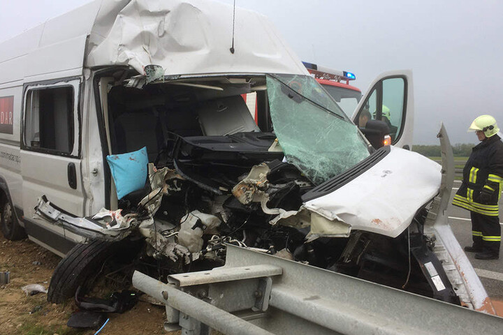 Der Transporter aus Polen wurde bei dem Unfall völlig zerstört.