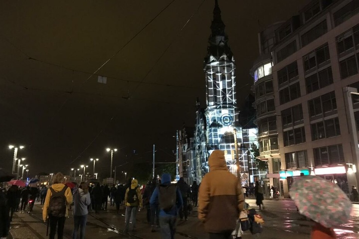 Wie im Oktober 1989 zogen die Teilnehmer des Festes dabei am Abend um den Leipziger Ring.