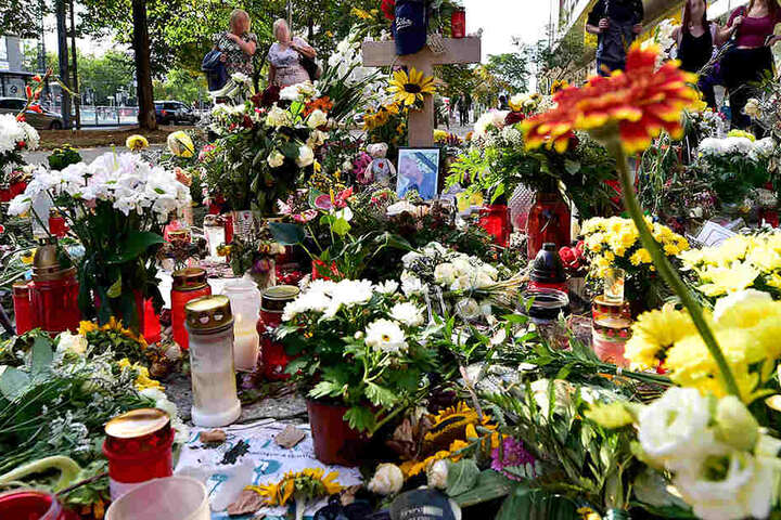 Blumen und Kerzen erinnerten am Tatort wochenlang an die tödliche Messerattacke.