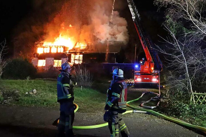 Der Sohn der Hausbewohner bemerkte den Brand und informierte die Einsatzkräfte.