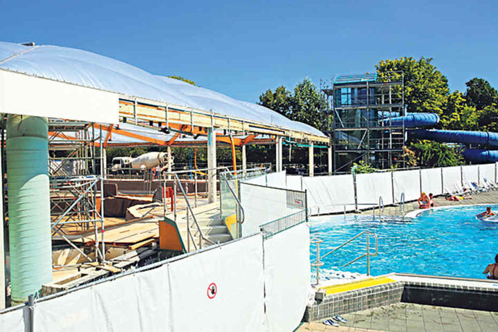 Während das Freibad weiter geöffnet hat, wird nebenan unter Hochdruck gebaut.