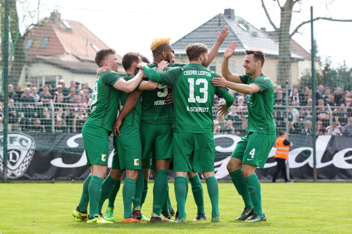 Die Kicker der BSG bejubeln den Siegtreffer zum 1:0 gegen den BFC Dynamo durch Pierre Merkel (blonder Irokese) am Sonntag. So wollen sie auch den Klassenerhalt feiern.